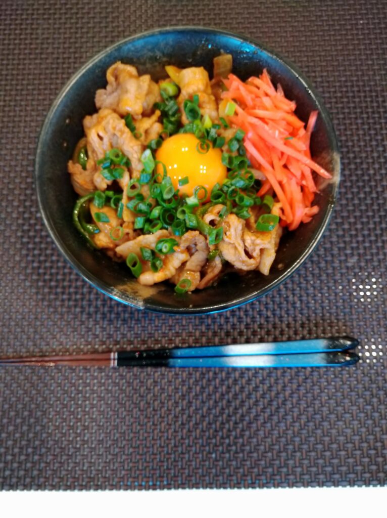 豚バラの黄金比率スタミナ丼の完成写真